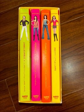 👯‍♀️ Pretty Little Liars 4 Book Boxed Set by Sara Shepard